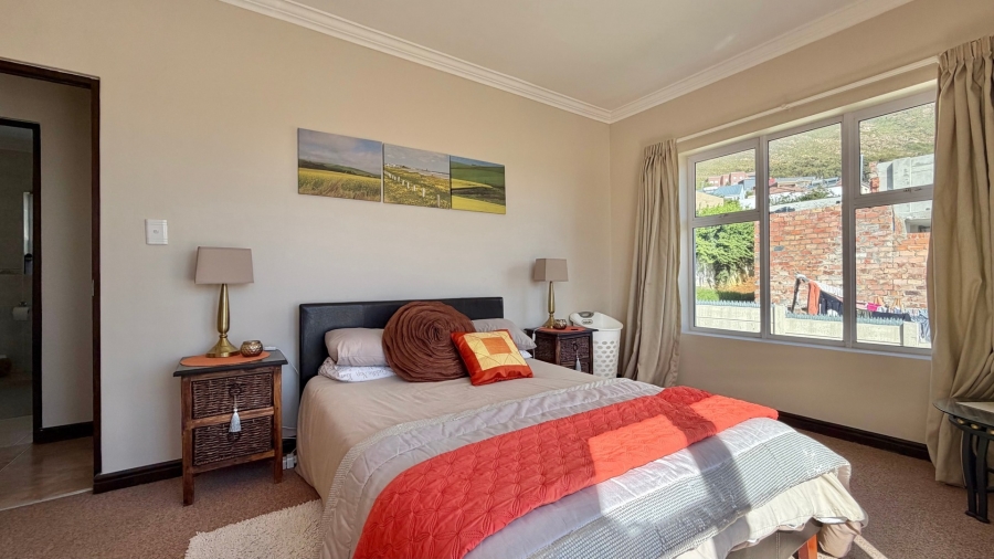5 Bedroom Property for Sale in Mountainside Western Cape